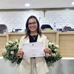 Janaina Almeida com o diploma de advocacia