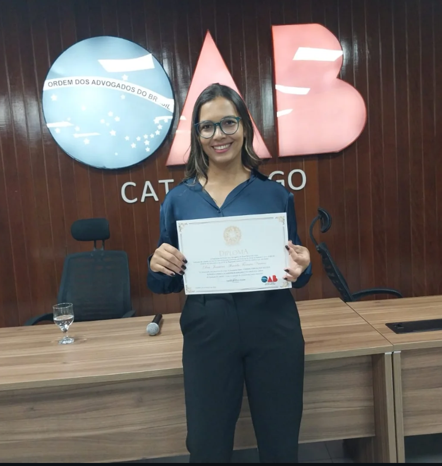 Janaina Almeida com o diploma da OAB/GO, subseção Catalão